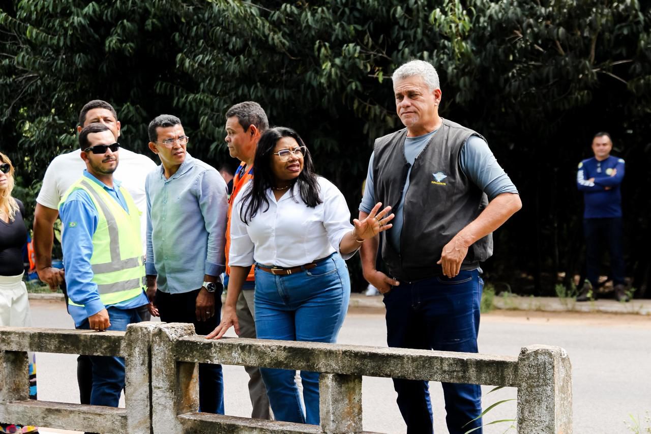 Prefeita Nilda acompanha limpeza no canal do rio Pitimbú