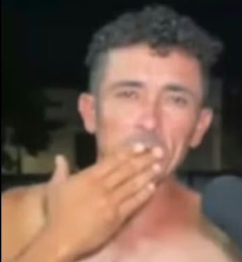 Homem apanha de mangueira da companheira no meio da rua em Natal