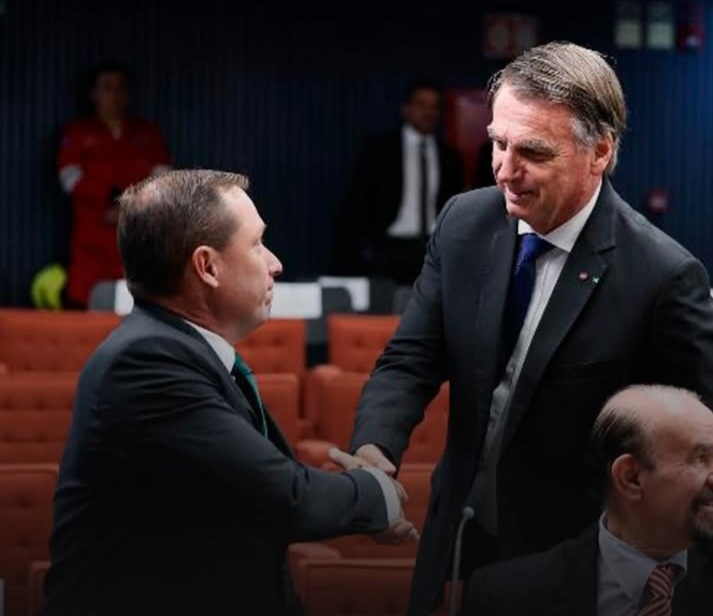 Após vazamento de mensagens de Cid, Bolsonaro defende anulação da delação