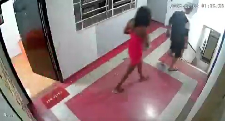 Mulher empurra homem de propósito da escada e finge preocupação ao socorrê-lo.