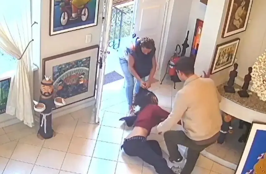 Uma estudante de 18 anos foi brutalmente agredida após ser abordada por uma mulher que a criticou por estar sem sutiã