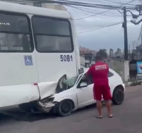 Carro colide na traseira de ônibus