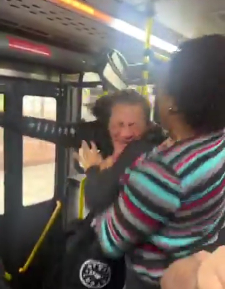 Mulher é pega tentando furtar celular de senhora em ônibus