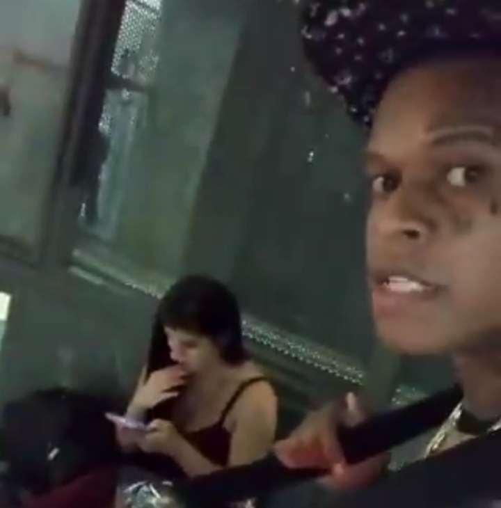 Homem aborda mulher na rua para vender produtos, é ignorado e acaba estapeado quando ela percebe que estava sendo filmada