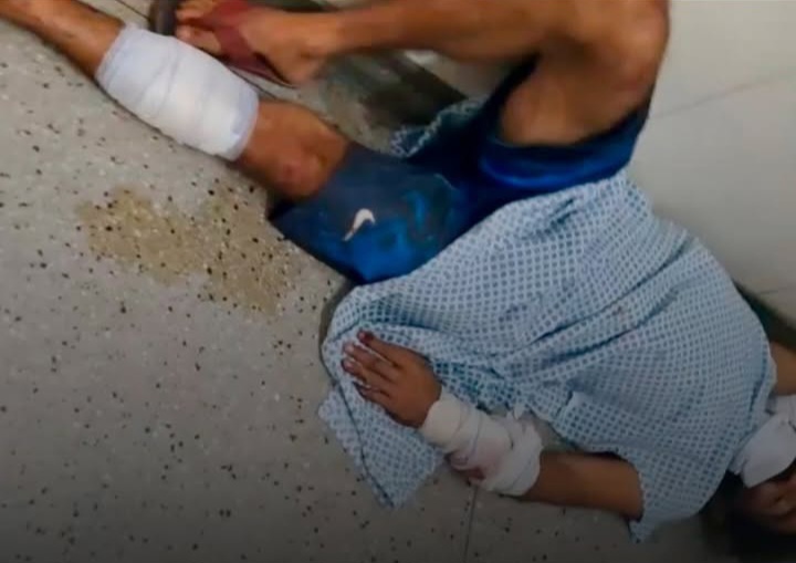 Imagem mostra paciente no chão de corredor do hospital Walfredo Gurgel