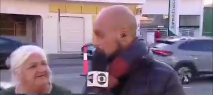 Cena fofa: idosa pede ajuda de repórter ao vivo para atravessar a rua