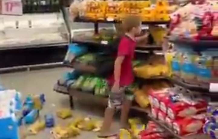 Menino é filmado jogando alimentos no chão e até ameaçando funcionários e clientes de um mercado