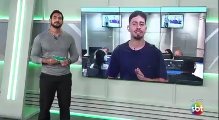 Jornalista do SBT arranca risada de apresentador após mostrar literalmente o tapa no visual que ele deu