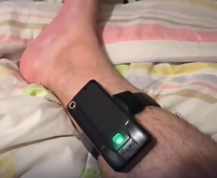 Influencer ensina Boletim a usar tornozeleira eletrônica