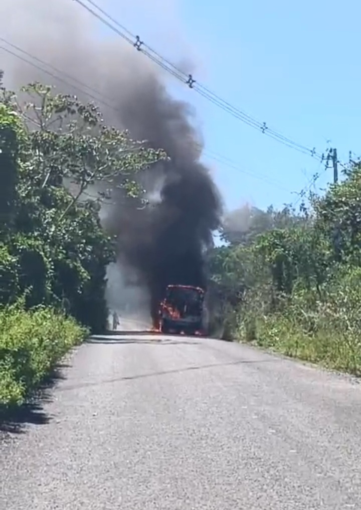 Ônibus pega fogo na Grande Natal na manhã desta segunda 21