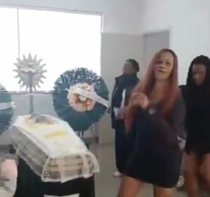 Família dança funk melody e homenageia falecido que era fã do ritmo em velório no Interior de MG