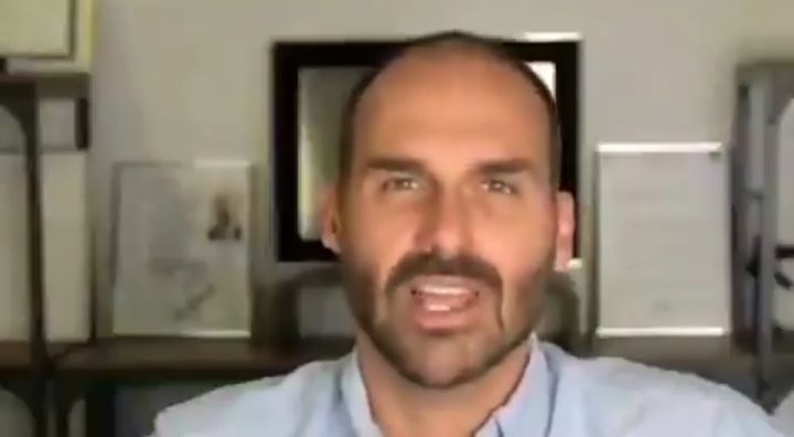Eduardo Bolsonaro chama polícias federais de “cachorros” e afirma “não deixa eu saber quem são vocês”