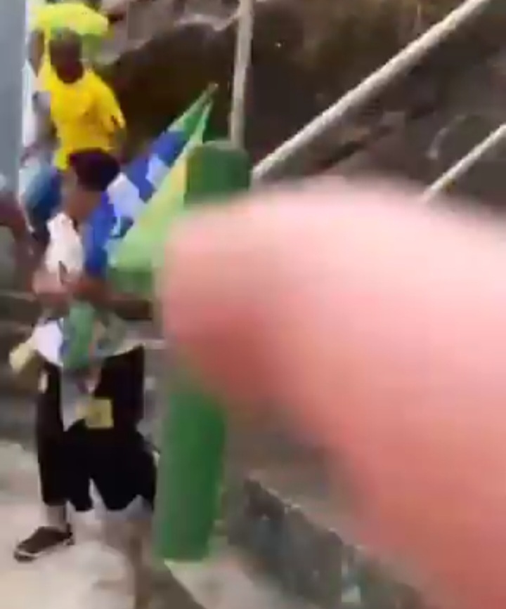 Eleitores de direita tentaram fazer campanha na favela, tiveram que sair correndo de baixo de bal4