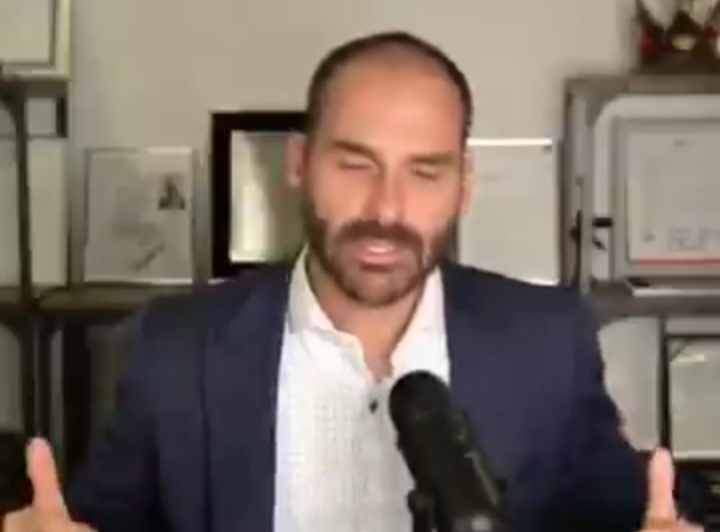 Eduardo Bolson4r0 diz que caso o Brasil utilize urnas eletrônicas, Donald Trump pode não reconhecer o resultado