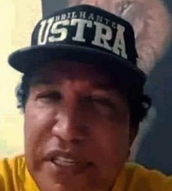 Magno Malta se acorrenta na mesa da presidência do Senado, bloqueia todas as votações e diz que só sai morto ou se aprovarem a anistia de Bolsonaro e o impeachment de Moraes
