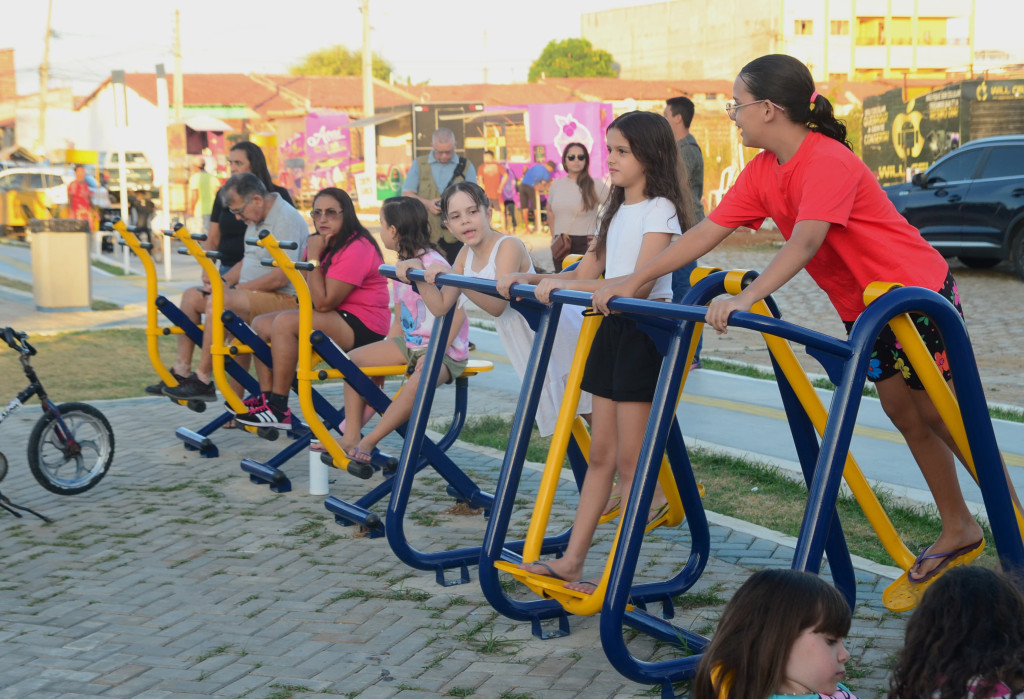 Prefeitura de Mossoró inaugura praça no bairro Aeroporto totalmente equipada e a primeira no município com área destinada a pets