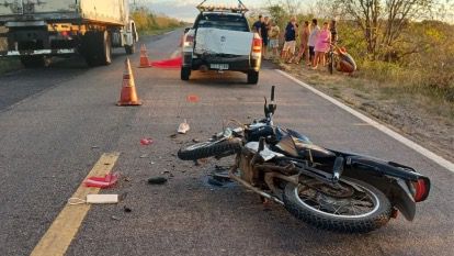 Mulher morre após colidir moto com carro