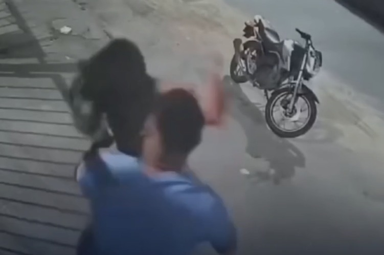 Homem é flagrado agredindo mulher em via pública