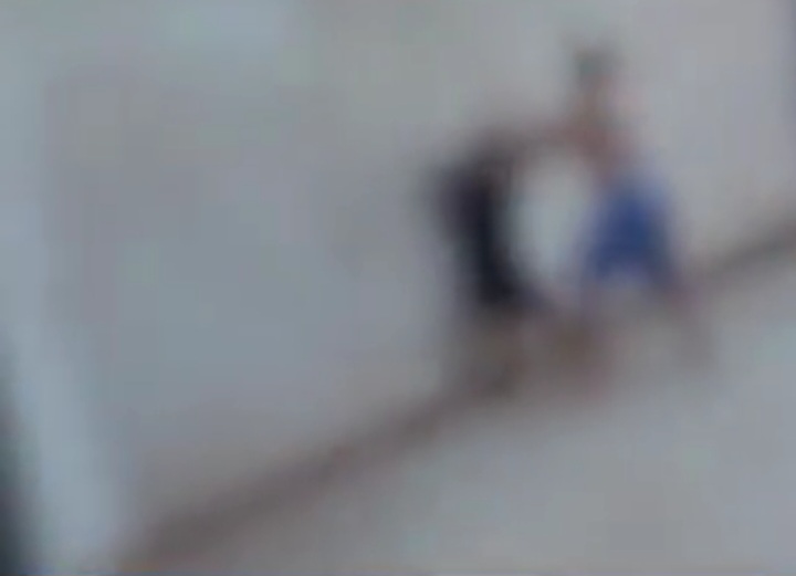 Homem foi flagrado espancando o filho autista pois jovem não lavou a louça