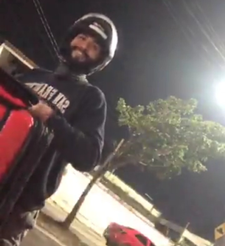 Motoboy g4y reage com bom humor a cliente só de toalha: “é sério mona?”