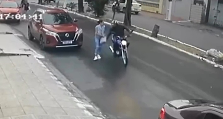 Homem rouba bolsa de mulher em plena luz do dia