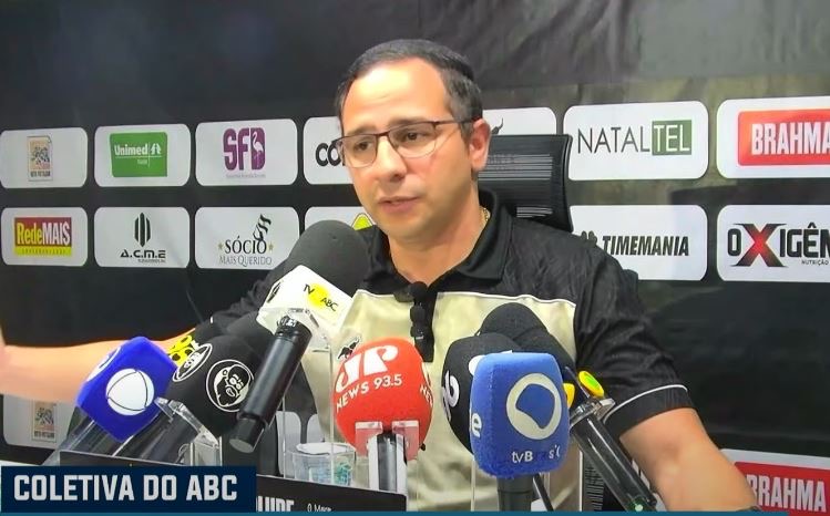 Torcedores do ABC pedem saída de Eduardo Machado