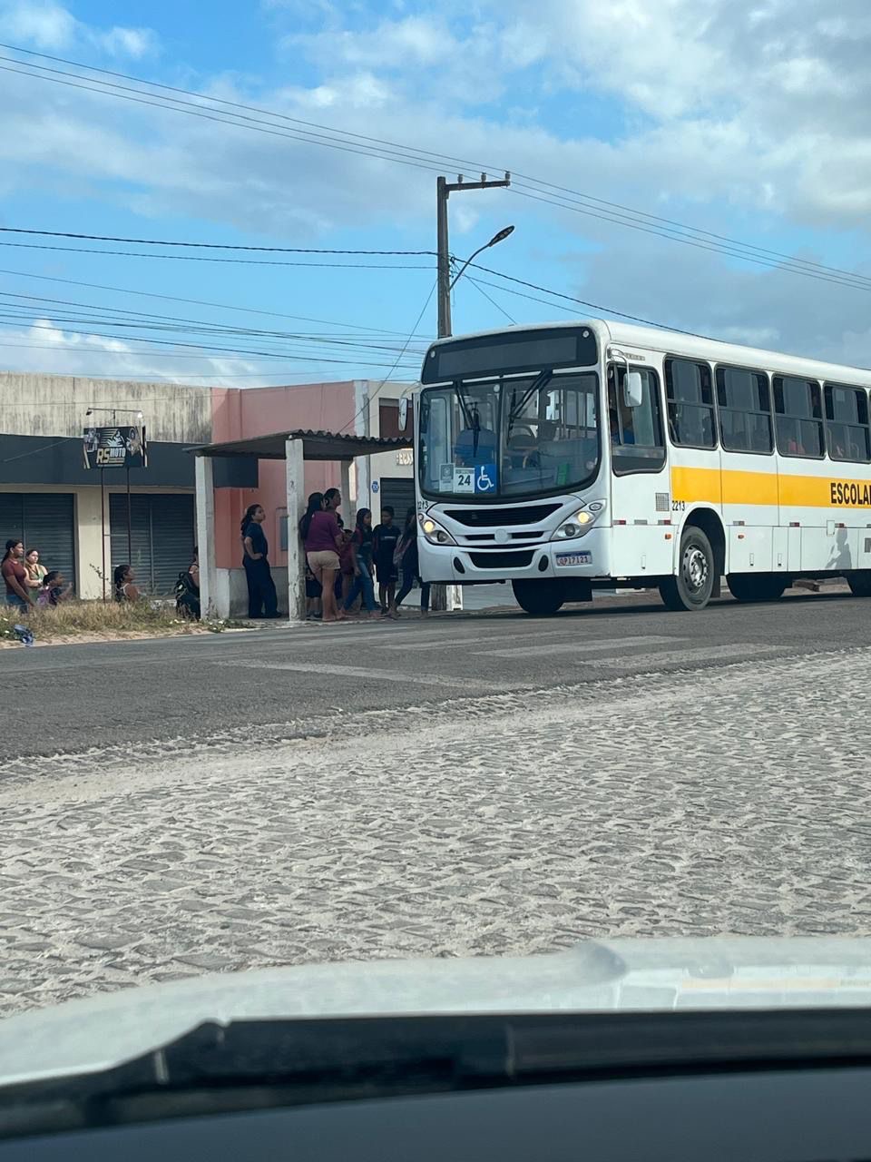 Prefeitura de Extremoz descumpre decisão judicial e mantém transporte escolar em operação