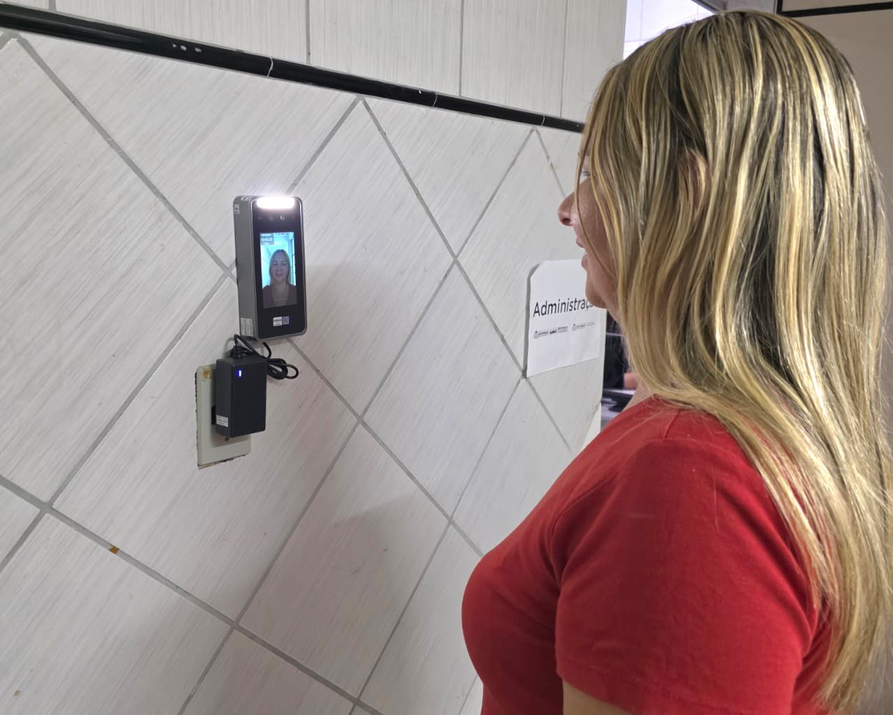 Prefeitura de São Gonçalo implanta ponto eletrônico para servidores