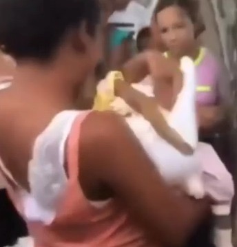 Mãe retira corpo da filha do caixão em último adeus