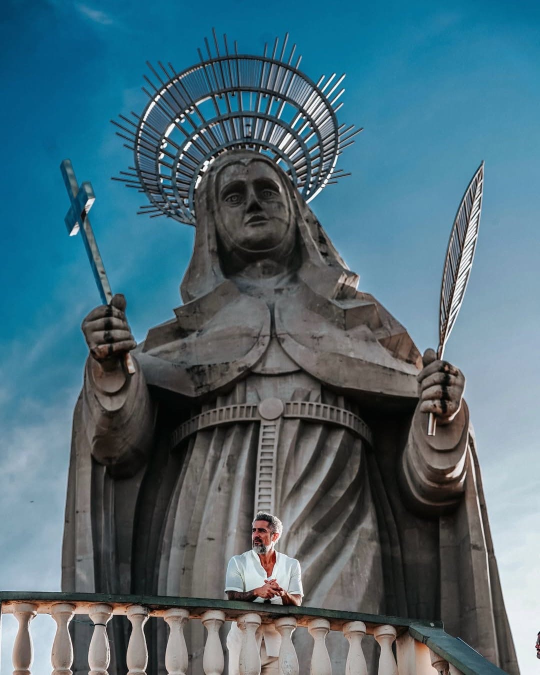 Marcos Mion visita Santuário de Santa Rita de Cássia