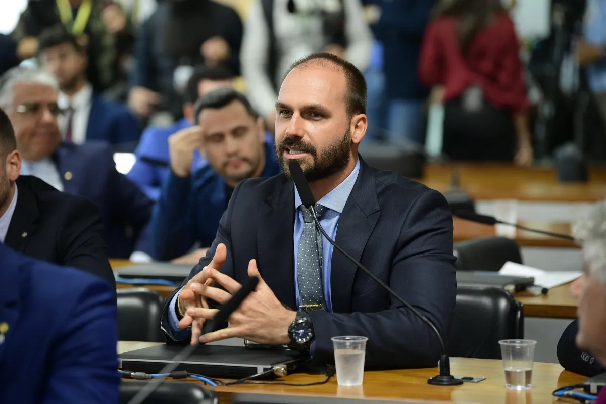 Hugo Motta afirma que Eduardo Bolsonaro já pode perder o mandato