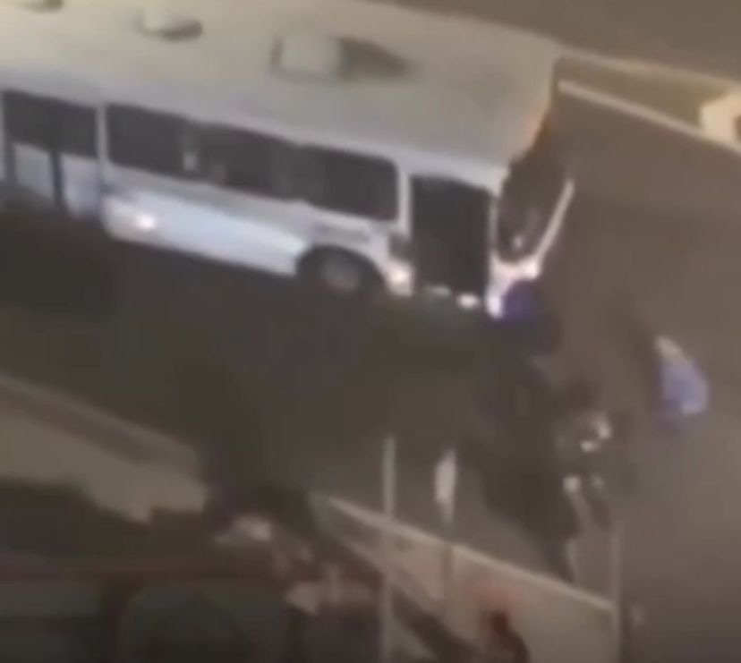 Ônibus é atacado a pedradas na BR-101