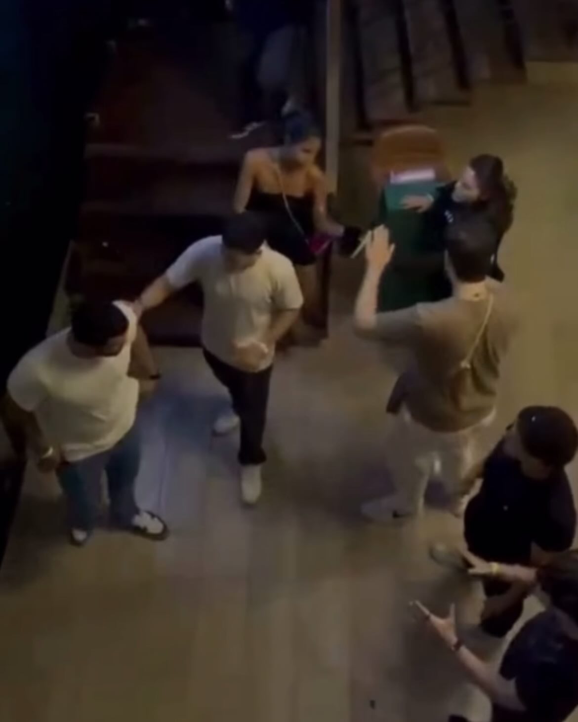 Brig4 em Pub de Natal termina com valentão nocauteado