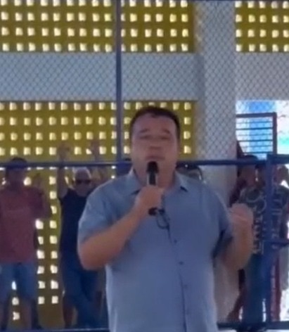 Prefeito reúne centenas em ginásio e anuncia demissão em massa