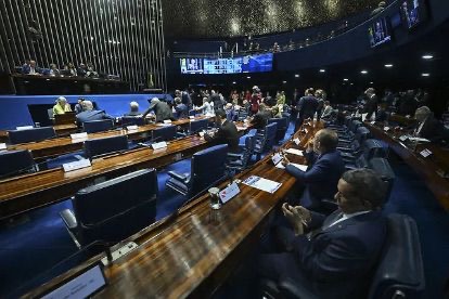 Senado aprova redução de penas que beneficia Bolsonaro