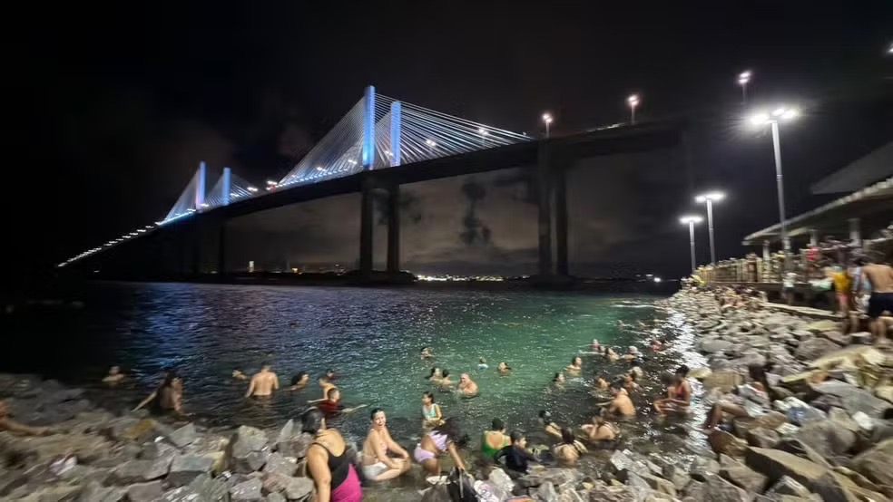 Frequentadores denunciam fezes e forte odor durante banho noturno na Praia da Redinha