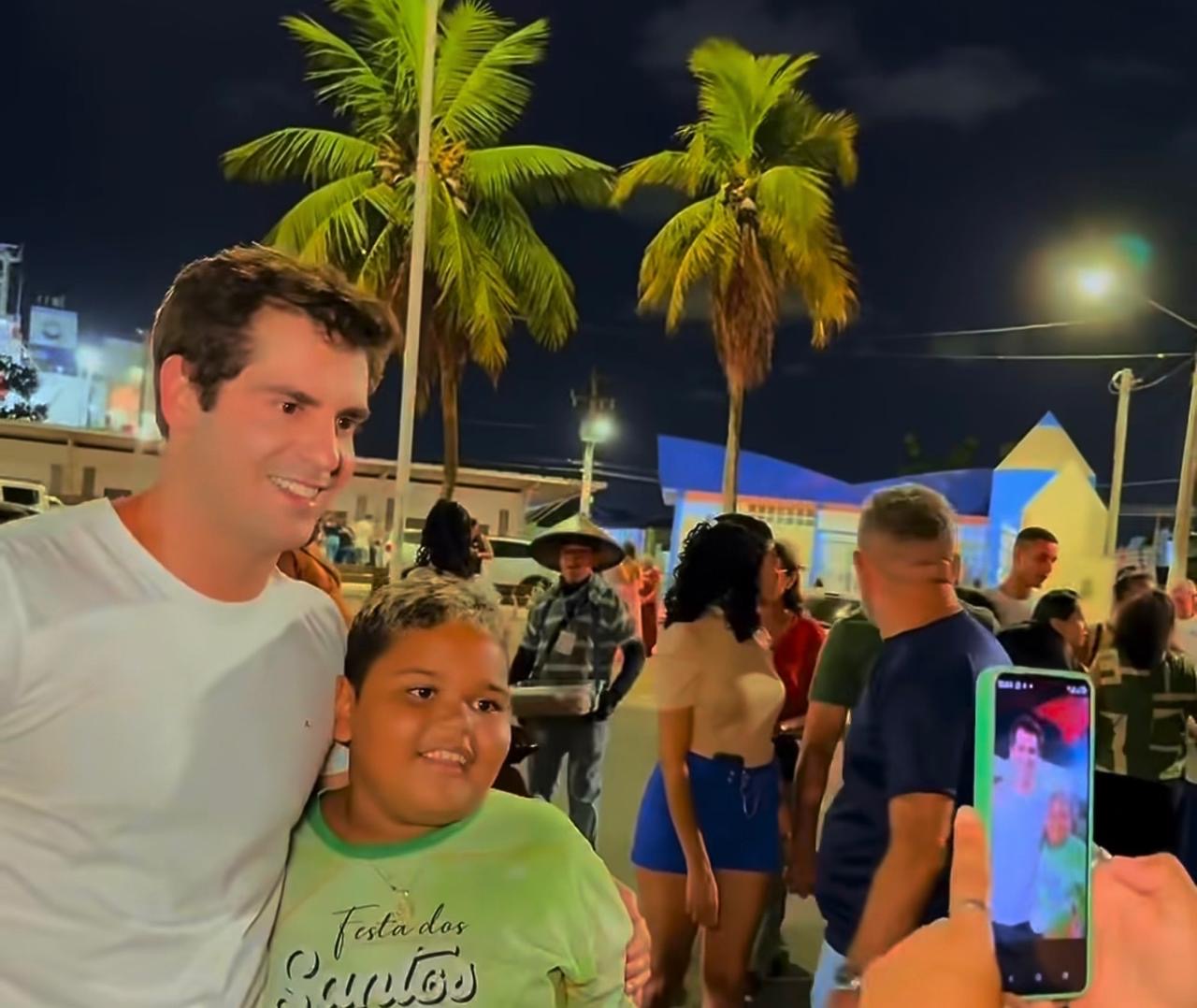 Robson Carvalho tem recepção calorosa