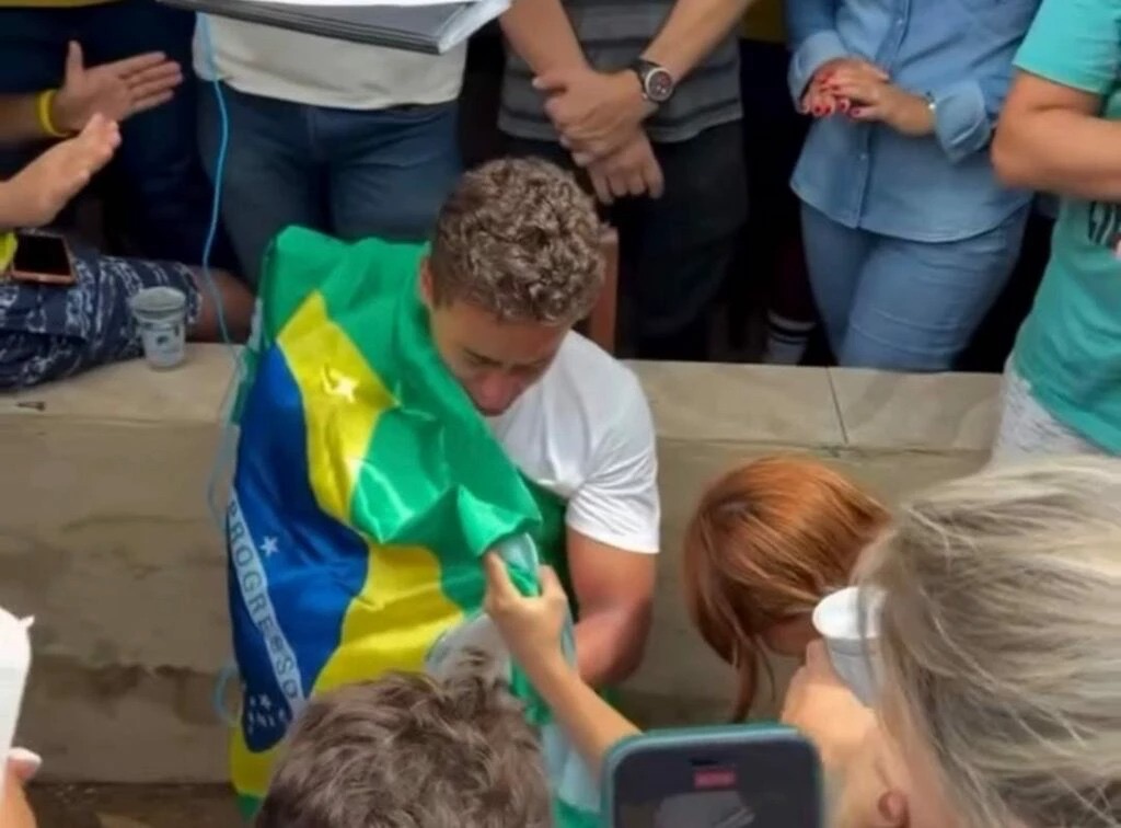 Cena com bebê e Nikolas Ferreira divide opiniões