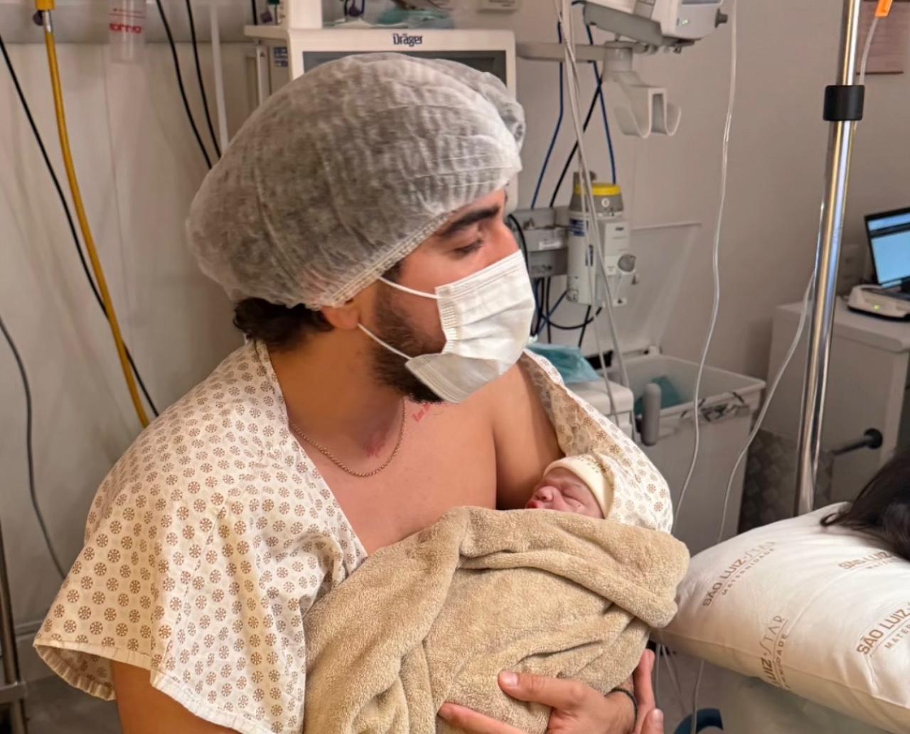 após 49 horas, nasce filha do cantor Nathan