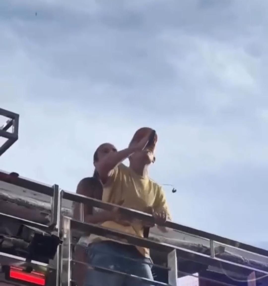 João Gomes tem crise de ansiedade em trio e Ivete Sangalo ampara cantor