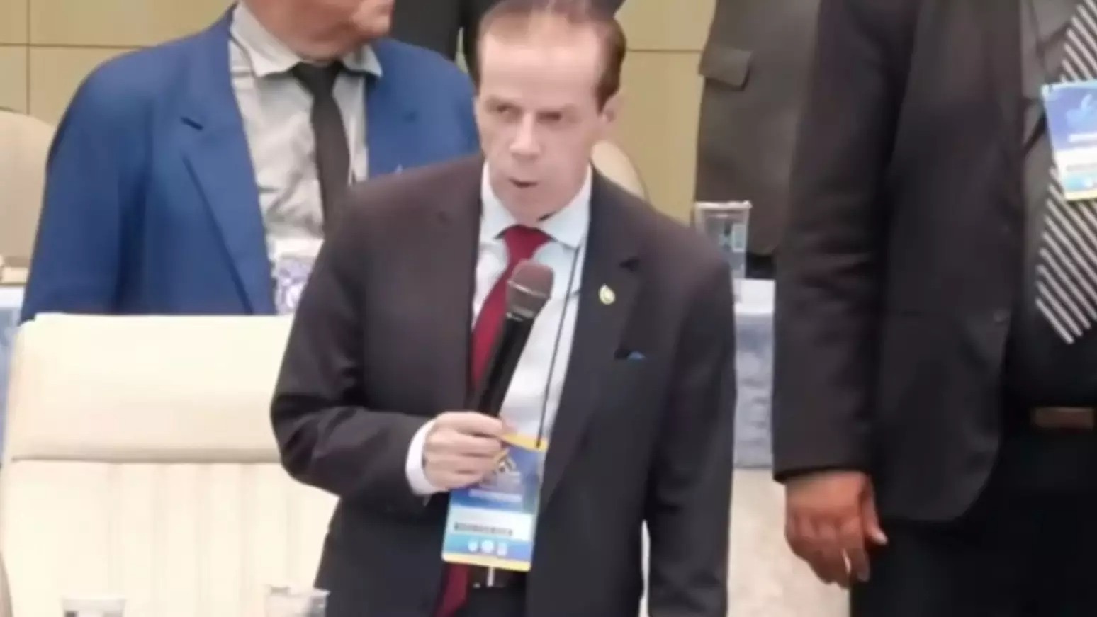 Pastor deseja câncer de garganta carnavalescos da Acadêmicos de Niterói