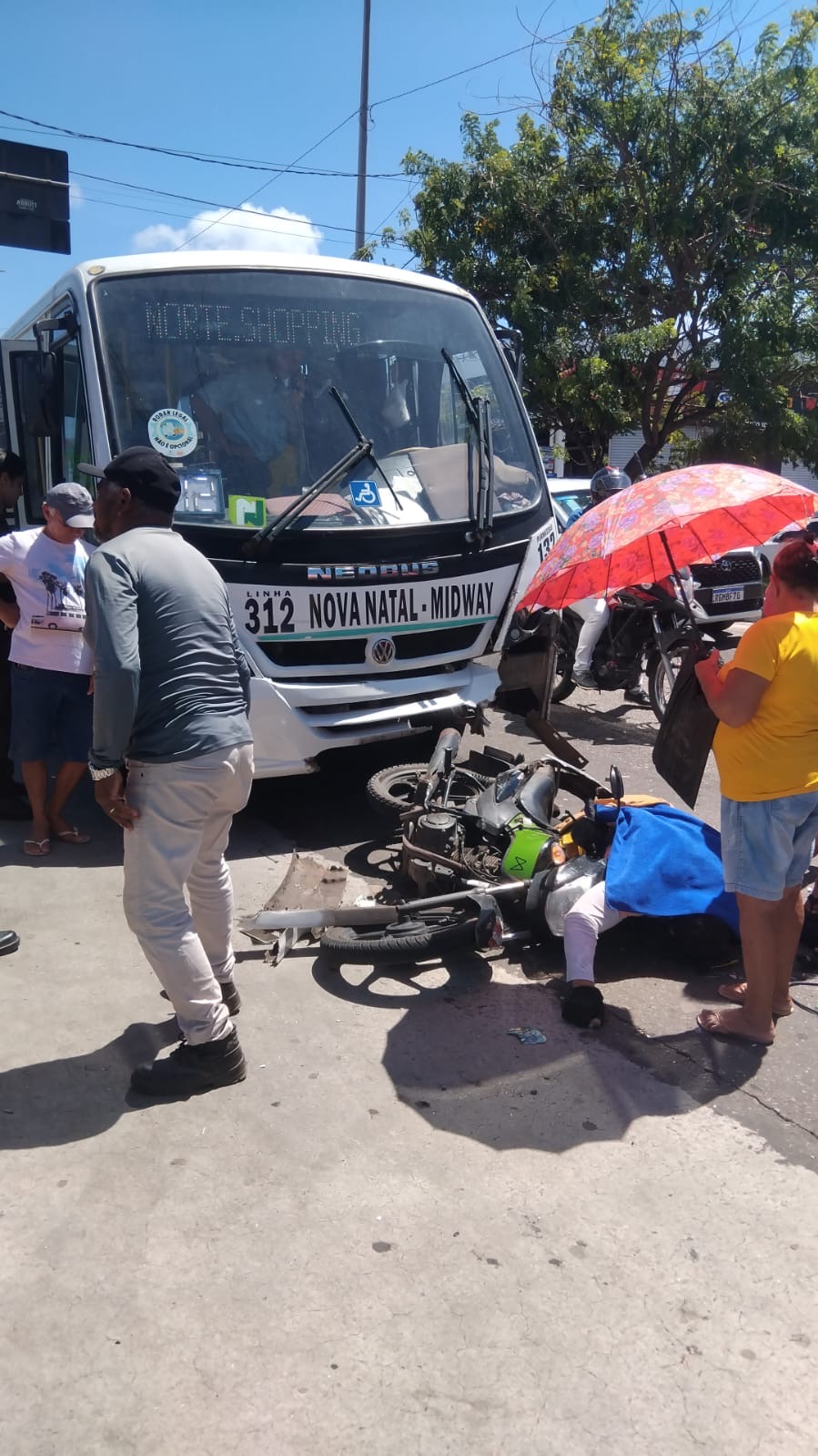 Moto uber morre após ser imprensado