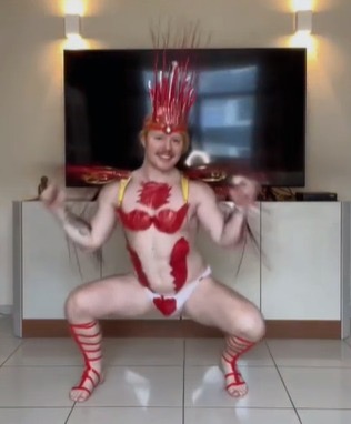 Humorista viraliza ao imitar Virginia Fonseca no desfile da Sapucaí