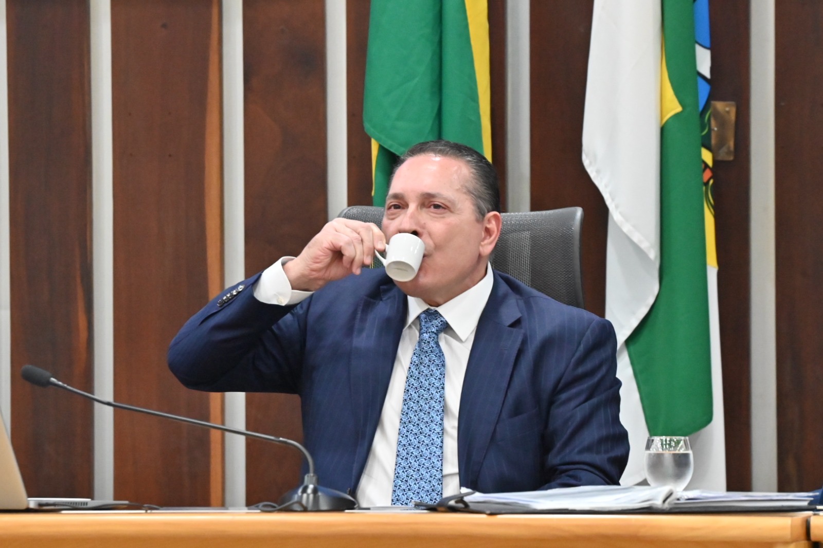 Ezequiel admite assumir governo temporariamente e confirma voto aberto