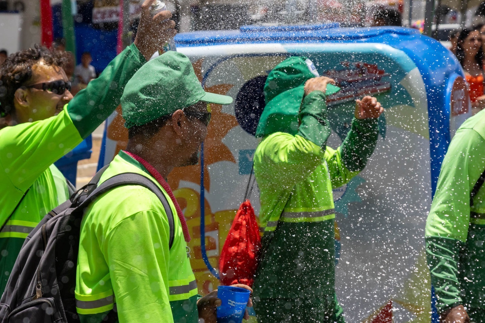 Garis desfilam no Bloco dos Vassourinhas e reforçam importância da limpeza urbana