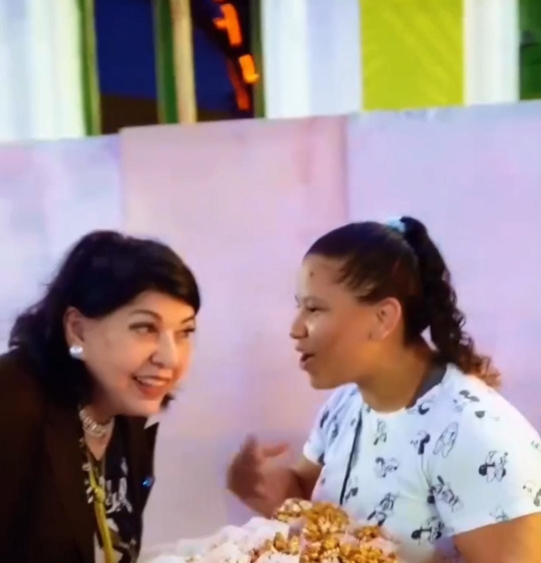 Roberta Miranda emociona ao ajudar ambulante durante carnaval