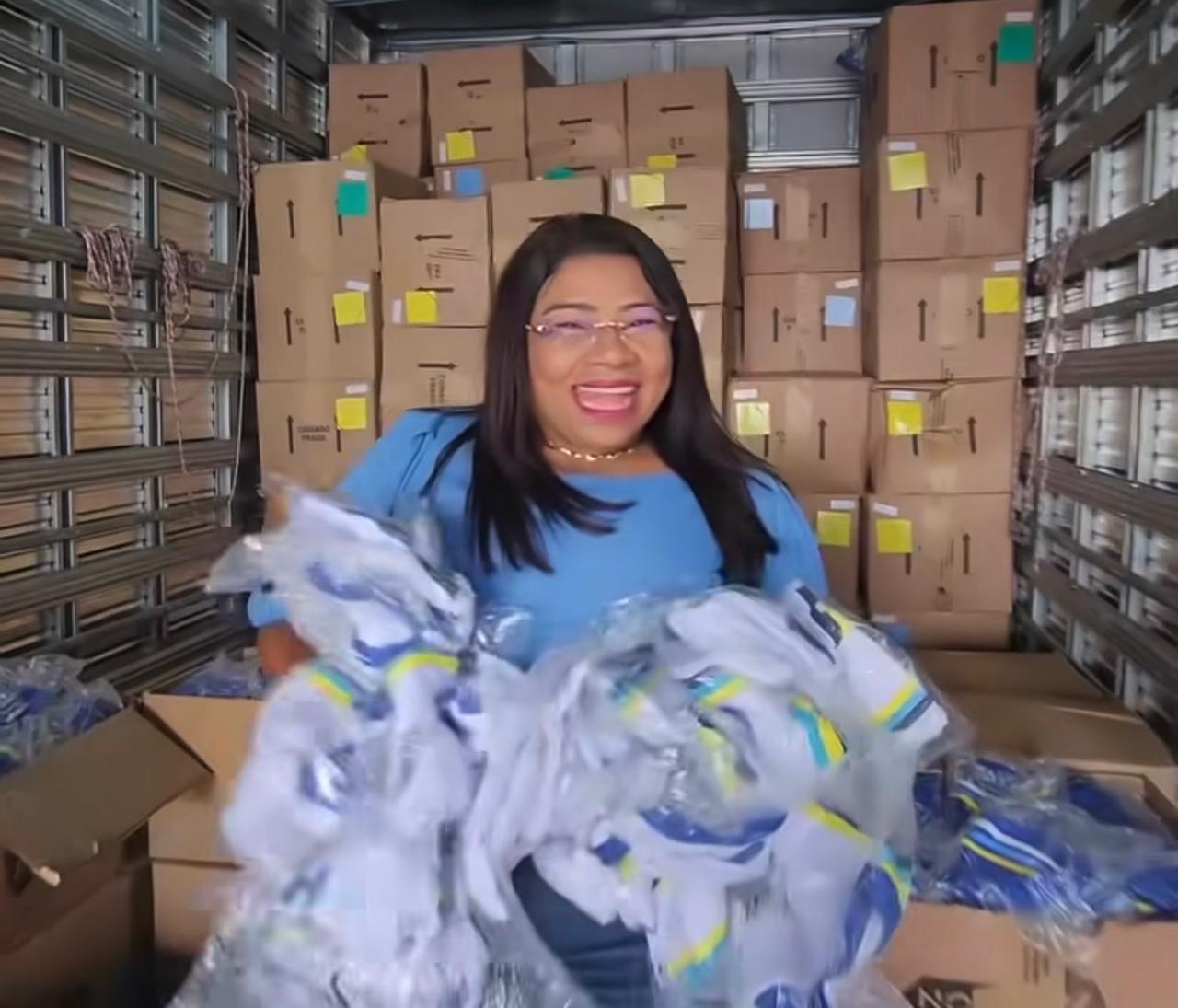 Nilda contradiz oposição e entrega fardamento