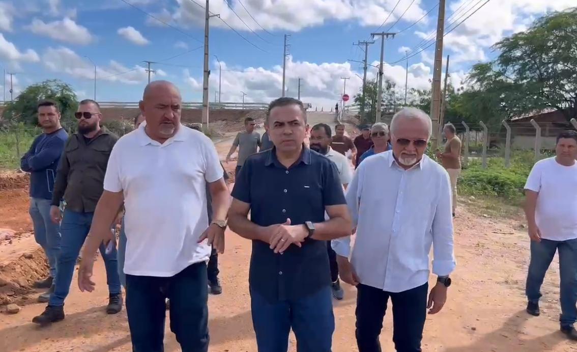 Prefeito Marcos Medeiros inicia obra de intertravado na rua Marechal Deodoro
