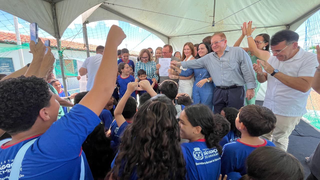 Assinada ordem de serviço que autoriza reforma e cobertura da quadra da Escola Vicente de França