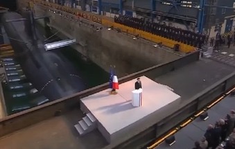 Terceira Guerra??? Mácron canta hino diante de submarino nuclear